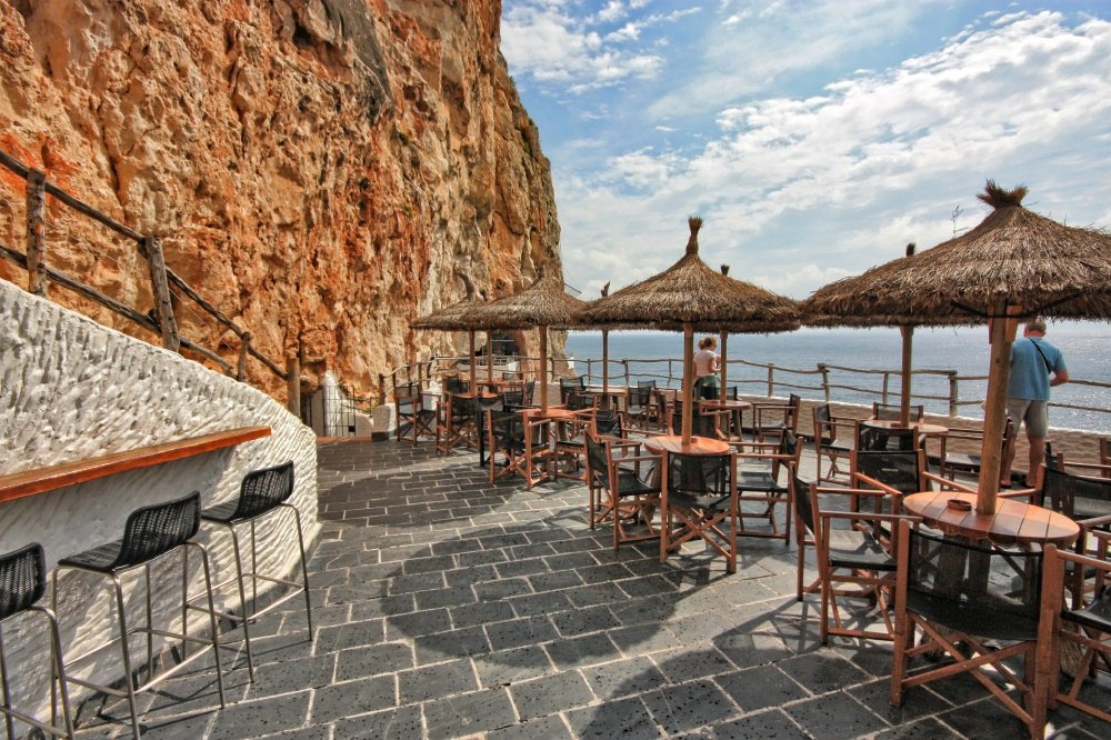 Cova d'en Xoroi cliffside bar